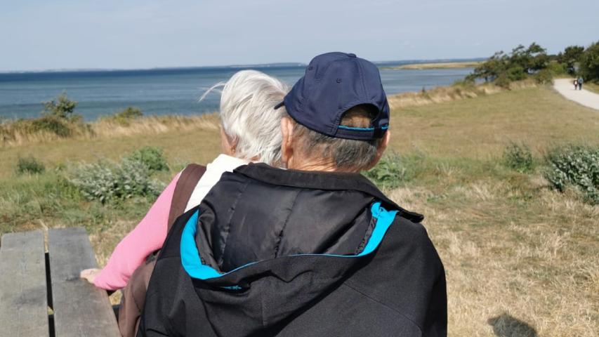 Herr R. und seine Lebensgefährtin schauen aufs Meer