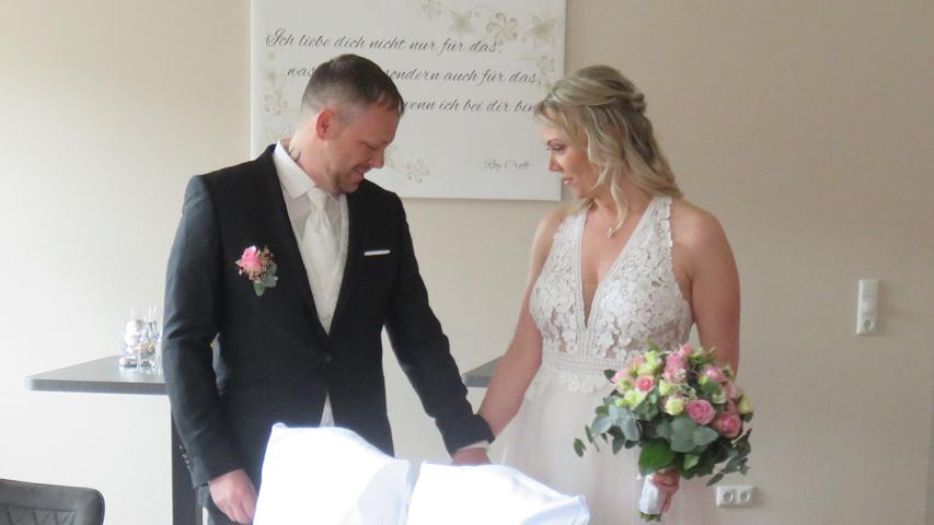 Braut und Bräutigam im Standesamt
