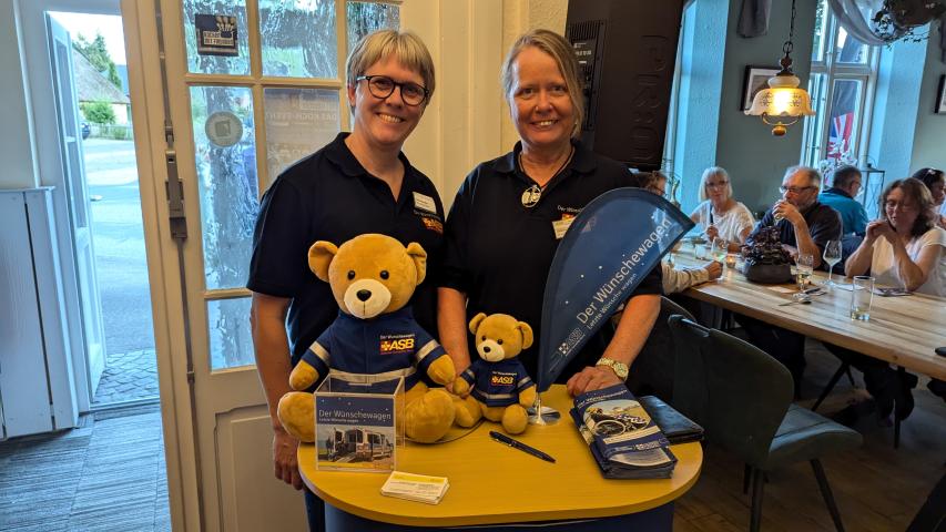 Wunscherfüllerinnen Ulrike und Sabine am Infotisch