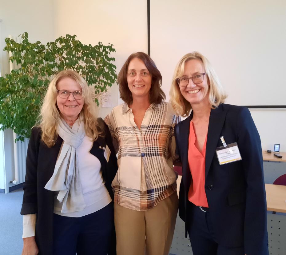 Auch Marion Gaudlitz (li.), stellvertretende Landesvorsitzende des ASB Schleswig-Holstein, und Bettina Spechtmeyer-Högel (re.) freuten sich über die Wahl der neuen ASB-Präsidentin Katarina Barley (Mitte).