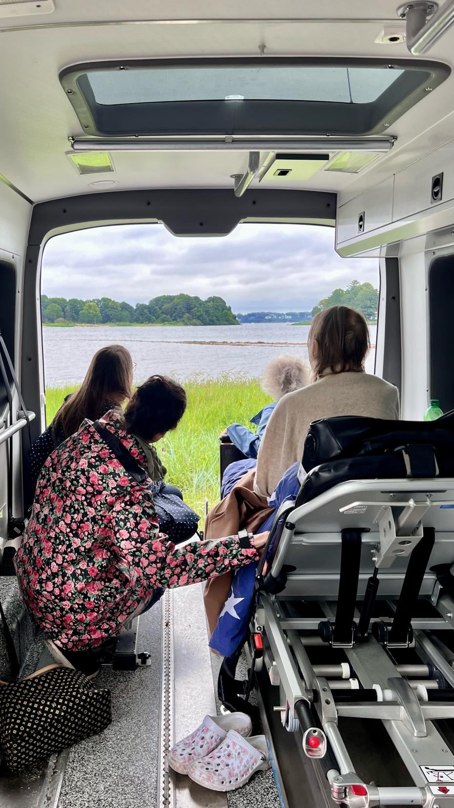 Blick im Regen aus dem Wünschewagen